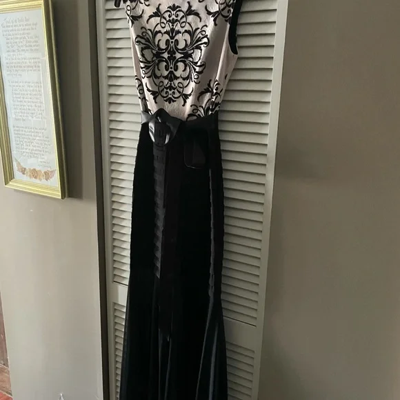 Evening wear - Picture 2 of 7